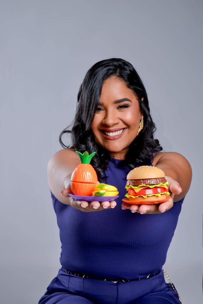 Terapeuta ocupacional Janaína Gracindo apresentando recursos terapêuticos de alimentação
